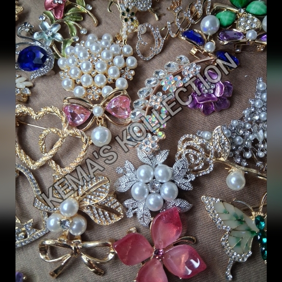 Randomly Assorted Brooch Bundle - Picture 4 of 4